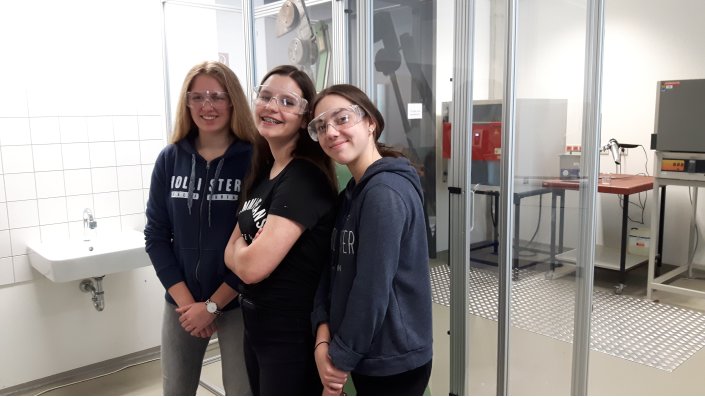 Die drei Schülerinnen des Lindengymnasiums in Gummersbach hatten viel Freude beim Experimentieren im Labor für Werkstoffkunde