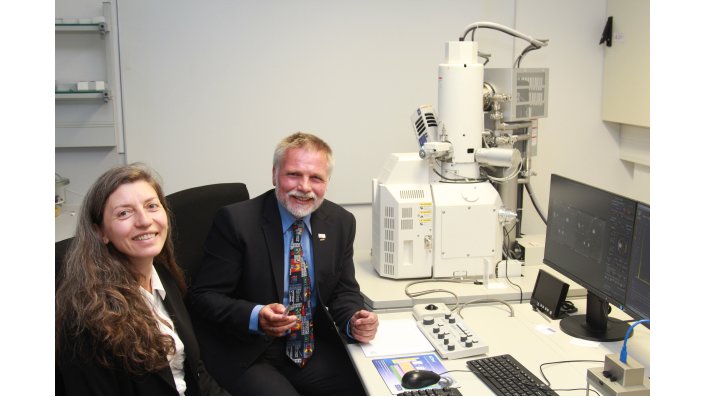 Prof. Winkel und Prof. Katrakova-Krüger vor dem neuen Rasterelektronenmikroskop