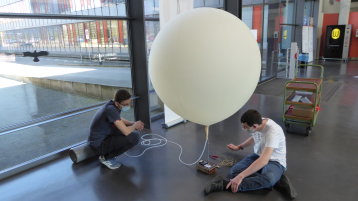 Vorbereitung: Füllen des Ballons mit Helium (Bild: Andreas Wagen / TH Köln)