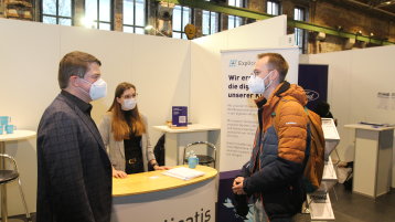 (v.l.) Sascha Dahl und Laura Keuser von der Firma Explicatis im Gespräch mit Markus Alterauge. (Bild: Manfred Stern / TH Köln)