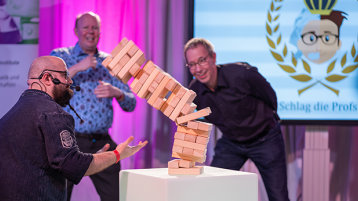 Der Jenga Turm kippt (Bild: Simon Jolbej / TH Köln) Der Jenga Turm kippt (Bild: Simon Jolbej / TH Köln)