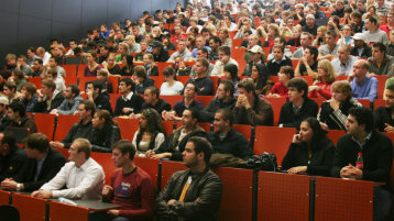 Die Fakultät hofft, 2022 ihre Erstsemester wieder im großen Hörsaal begrüßen zu können. (Bild: TH Köln) Die Fakultät hofft, 2022 ihre Erstsemester wieder im großen Hörsaal begrüßen zu können. (Bild: TH Köln)