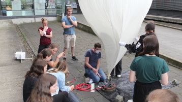 Der Ballon wird befüllt (Bild: Andreas Wagen / TH Köln)