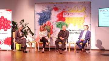 Von links: Prof. Dr. Simone Lake (TH Köln), Monika Lichtinghagen-Wirths (BAV), Michael Schmitz (Jokey SE), Frank Barlog (Barlog Plastics GmbH) (Bild: BAV, KIO e.V.)