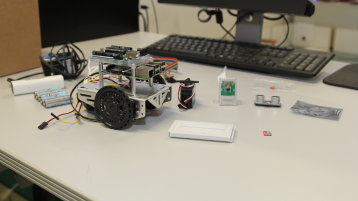 Roboterlabor: halbfertiger Selbstfahrroboter  (Bild: Manfred Stern / TH Köln)
