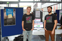 die Studenten Steven Beckers (li) und Nico Bastion stellten ihr Projekt "Würstchenparty" vor