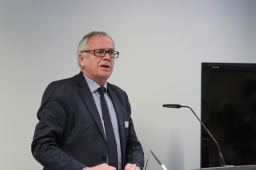 Dekan Prof. Dr. Christian Averkamp eröffnete das Jahrestreffen des Studienfonds Oberberg