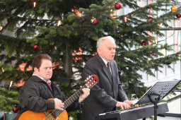 Hünermund am Klavier bei der Weihnachtsfeier am Campus Gummersbach 2015