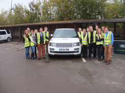 Gruppenfoto der Studierenden mit einem Land Rover 