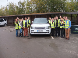 Gruppenfoto der Studierenden mit einem Land Rover Gruppenfoto der Studierenden mit einem Land Rover