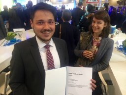 Andres Zambrano Garcia freut sich über die Auszeichnung seiner Masterarbeit durch den DVGW Andres Zambrano Garcia freut sich über die Auszeichnung seiner Masterarbeit durch den DVGW