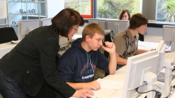 beim Schnupperstudium haben Schülerinnen und Schüler die Möglichkeit, Einblicke in ein Studium an der TH Köln zu bekommen (Bild: Manfred Stern / TH Köln)