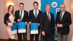 Die Gewinner des Kienbaum-Förderpreises zusammen mit Jochen Kienbaum und Dekan Prof. Dr. Christian Averkamp (Bild: Manfred Stern / TH Köln)