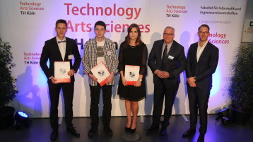 Jan-Marek Grothaus, Johannes Frielingsdorf, Simone Zajac, Prof. Dr. Christian Averkamp (TH Köln), Oliver Bräunig (Ferchau) (Bild: Manfred Stern / TH Köln) Jan-Marek Grothaus, Johannes Frielingsdorf, Simone Zajac, Prof. Dr. Christian Averkamp (TH Köln), Oliver Bräunig (Ferchau) (Bild: Manfred Stern / TH Köln)
