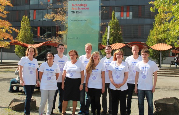 M. Sc. Beate Breiderhoff, M. Sc. Samineh Bagheri und Dr. rer. nat. Ane Schmitter (vorne v.l.n.r) mit dem Tutoren-Team des Mathe-Vorkurses M. Sc. Beate Breiderhoff, M. Sc. Samineh Bagheri und Dr. rer. nat. Ane Schmitter (vorne v.l.n.r) mit dem Tutoren-Team des Mathe-Vorkurses