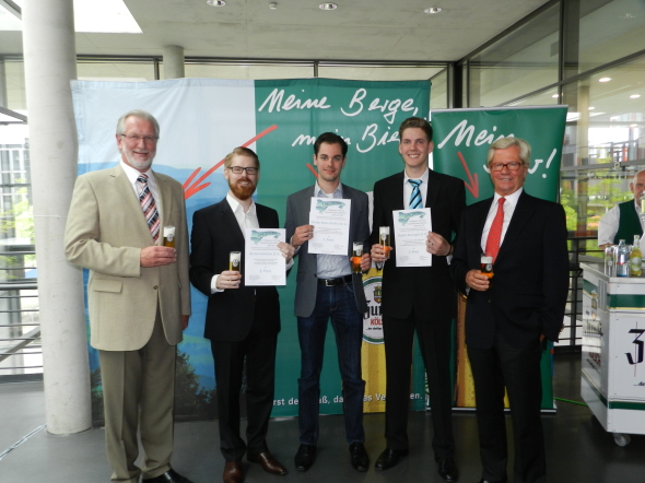 Gruppenbild der Gewinner des Erzquell-Förderpreises 2016: v.l. Prof. Dr. Hans L. Stahl, Bastian Böttcher (2. Platz), Nicolas Malte Becker (1. Platz), Markus Baumgart (3. Platz) und Erzquell-Brauerei-Chef Dr. Axel Haas