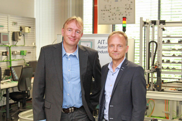 v.l. Rafael Koenig (Vorsitzender der PROFIBUS Association in Australien) und Prof. Frithjof Klasen (Direktor des Instituts für Automation & Industrial IT) v.l. Rafael Koenig (Vorsitzender der PROFIBUS Association in Australien) und Prof. Frithjof Klasen (Direktor des Instituts für Automation & Industrial IT)