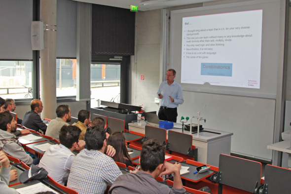 Prof. Dr. Wolfgang Konen hält den Vortrag für den Fachbereich Mathematik