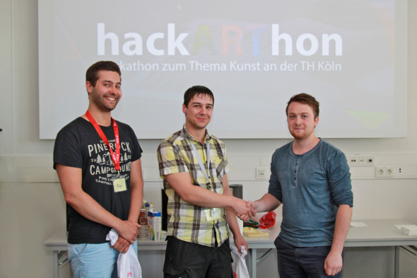 Das Siegerteam des Hackarthon mit einem der Organisatoren Das Siegerteam des Hackarthon mit einem der Organisatoren