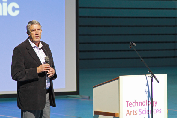 Prof. Dr. Friedrich Wilke, stellvertretender Landrat verwies die Studenten auf das attraktive Ausgehangebot in und um Gummersbach Prof. Dr. Friedrich Wilke, stellvertretender Landrat verwies die Studenten auf das attraktive Ausgehangebot in und um Gummersbach