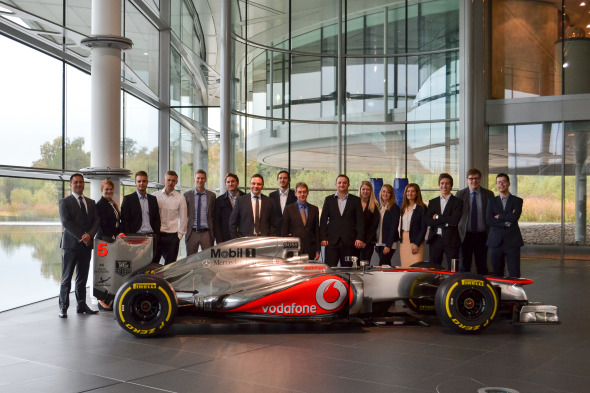 Die Studierenden und ihre Professoren mit einem McLaren-Rennboliden Die Studierenden und ihre Professoren mit einem McLaren-Rennboliden