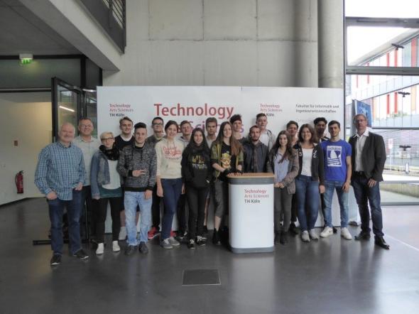 Gruppenbild Besuch des Physikkurses der Gesamtschule Gummersbach