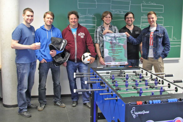 Die Gewinner des Kickerturniers und die Organisatoren Die Gewinner des Kickerturniers und die Organisatoren