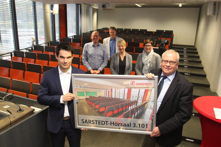 v.l.n.r., vorne: Timo Schrätzmair (Sarstedt), Prof. Dr. Christian Averkamp (TH Köln); im Hintergrund: Prof. Dr. Christian Kohls (Prodekan), Dietmar Hardt (Transferbeauftragter, TH Köln), Jutta Treckmann (Sarstedt), Birgit Mombauer (Sarstedt) v.l.n.r., vorne: Timo Schrätzmair (Sarstedt), Prof. Dr. Christian Averkamp (TH Köln); im Hintergrund: Prof. Dr. Christian Kohls (Prodekan), Dietmar Hardt (Transferbeauftragter, TH Köln), Jutta Treckmann (Sarstedt), Birgit Mombauer (Sarstedt)