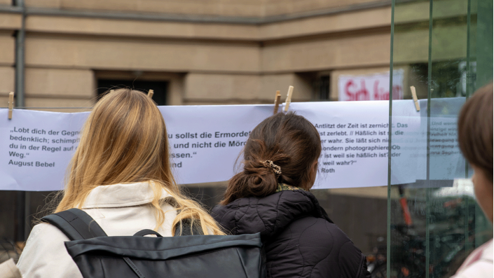 Asche und Stein Schüler*innen entdecken die Zitate.