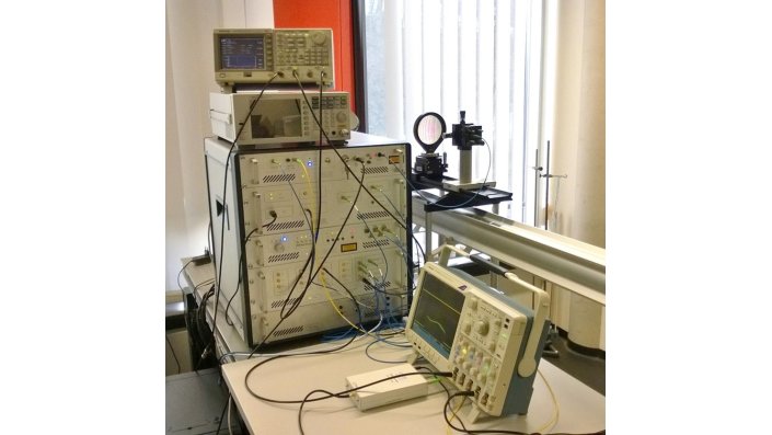 Versuchsaufbau im Labor des Instituts für Optoelektronik