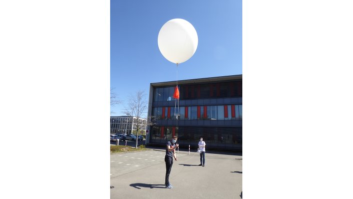 Start: der Ballon wird sich noch auf 8 Meter Durchmesser ausdehnen