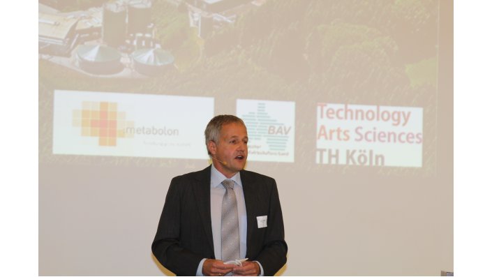 Prof. Dr. Ulf Blieske, Direktor des Cologne Institute for Renewable Energy, moderierte humorvoll 