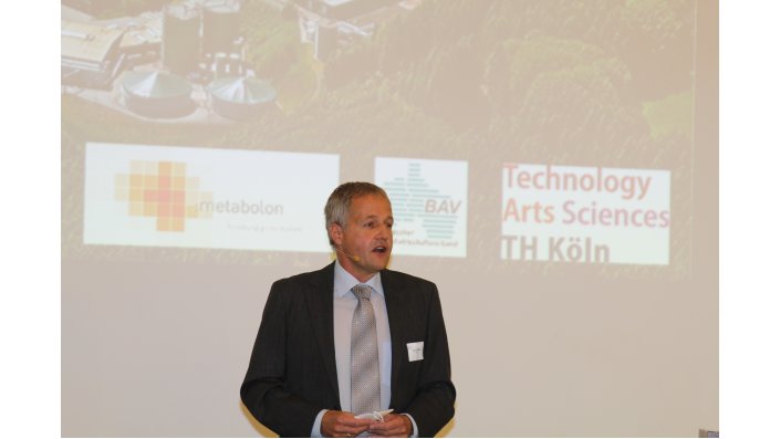 Prof. Dr. Ulf Blieske, Direktor des Cologne Institute for Renewable Energy, moderierte humorvoll