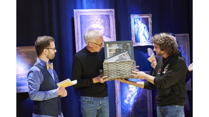 Geschenk an Prof. Hans Hermann Kornacher 