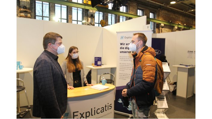 (v.l.) Sascha Dahl und Laura Keuser von der Firma Explicatis im Gespräch mit Markus Alterauge.