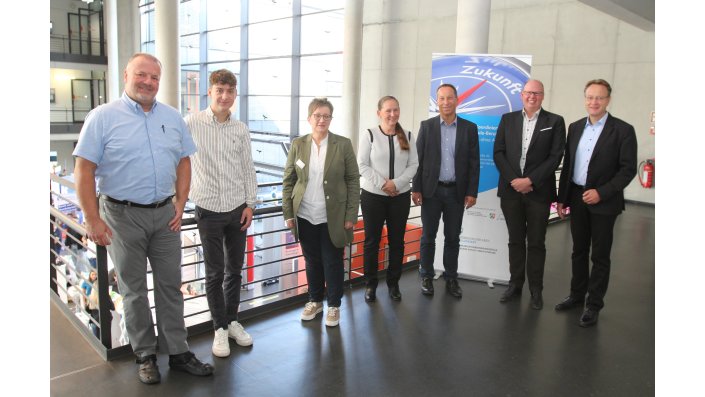 Michael Sallmann, Leiter der IHK-Geschäftsstelle Gummersbach, Moritz Schneider, Student im Dualen Studium, Claudia Fuchs, Leiterin der Kommunalen Koordinierung Übergang Schule- Beruf / Studium, Nicole Jordy, Leitung Arbeitsagentur Bergisch Gladbach, Frank Herhaus, Kreisdezernent OBK, Prof. Dr. Christian Kohls, Dekan des Campus Gummersbach, Marcus Otto, Hauptgeschäftsführer der Kreishandwerkerschaft Bergisches Land
