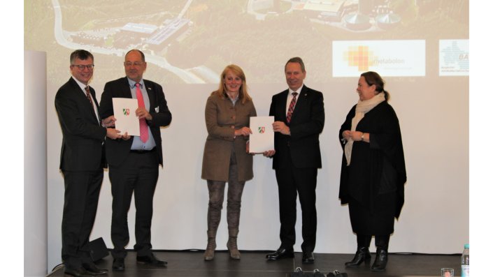 Ministerin Ursula Heinen-Esser übergab die Förderbescheide an die TH Köln (Prof. Herzig) und den BAV ( Lichtinghagen-Wirths)