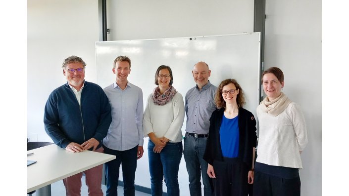 Zusammenkunft zur Schulung am Kaufmännischen Berufskolleg Oberberg (KBKO) in Gummersbach: (v.l.) Rainer Gottschlich (Schulleiter KBKO), Thorsten Auer (Projektmitarbeiter TH Köln), Martina Mitzschke (Lehrerin KBKO), Markus Heisterkamp (Stellvertretender Schulleiter KBKO), Marie Schulte (Projektbetreuerin Hans Hermann Voss-Stiftung), Annika Wiegard (Lehrerin KBKO).