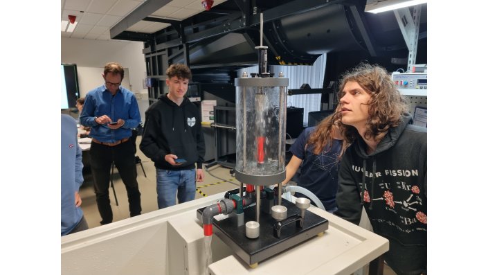 Die Schüler*innen maßen die Strahlkräfte an Schaufelprofilen, wie sie in Pumpspeicherkraftwerken und Wasserturbinen in den Schweizer Alpen eingesetzt werden.