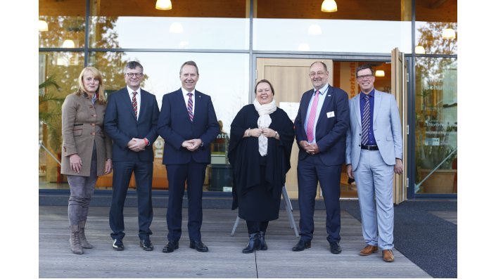 v.l. Monika Lichtinghagen-Wirths, Geschäftsführerin des Bergischen Abfallwirtschaftsverbands; Prof. Dr. Klaus Becker, Vizepräsident für Forschung und Wissenstransfer, TH Köln; Jochen Hagt, Landrat des Oberbergischen Kreises; Ursula Heinen-Esser, NRW-Umweltministerin; Prof. Dr. Stefan Herzig, Präsident der TH Köln; Stephan Santelmann, Landrat des Rheinisch-Bergischen Kreises