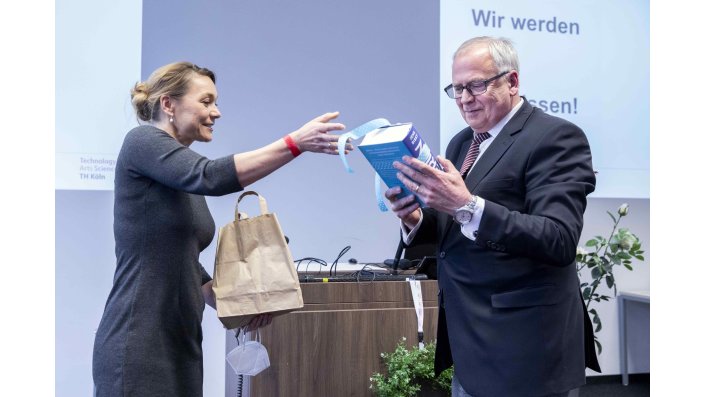 Prof. Dr. Monika Engelen überreicht ein Geschenk