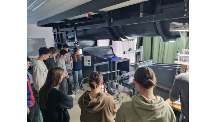 SuS_Windkanal_small: Auf ihrer einwöchigen Bildungsreise machten Schülerinnen und Schüler der Oberstufe der Züricher Kantonsschule Freudenberg Stopp im Labor für Strömungsmechanik des Campus Gummersbach. 