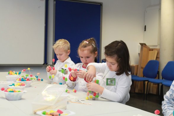 Kinder beim Experimentieren