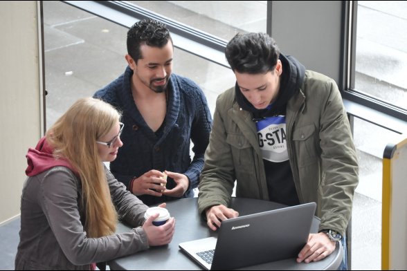 in kleineren Gruppen kam es zu Erfahrungsaustausch zwischen den Studenten