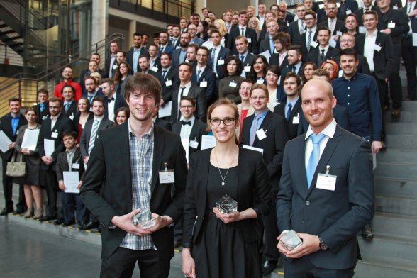 Gruppenfoto der drei Preisträger des Ferchaupreises, im Hintergrund die restlichen Absolventen