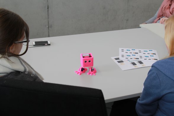 Der Roboter freut sich offenbar, dass die Mädchen ihn ans Laufen gebracht haben