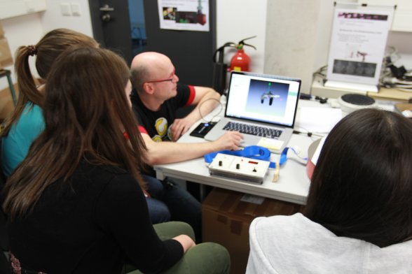 ein wissenschaftlicher MItarbeiter des Campus Gummersbach zeigt den Mädchen ihr gescanntes 3D-Modell