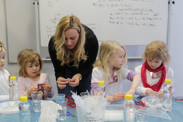 Unterstützung erhielten die Kinder von ihren Betreuern sowie Studenten der FH