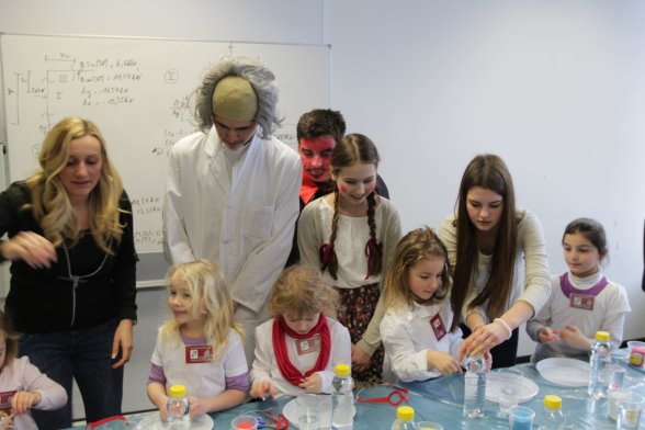Professor Habilus, Margarete und der Fehlerteufel besuchten die Kinder beim Experimentieren