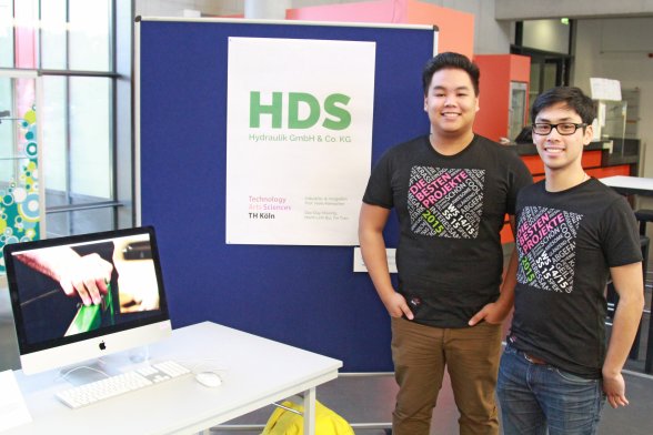 Duc Duy Khoung (li.) und Manh Linh Bui stellten ihren Imagefilm für die Firma HDS Hydraulik vor